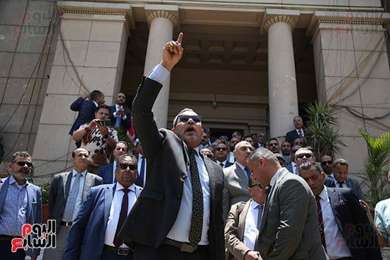 وقفة احتجاجية للمحامين بالنقابة العامة اعتراضًا على زيادة الرسوم القضائية (1) وقفة احتجاجية للمحامين بالنقابة العامة اعتراضًا على زيادة الرسوم القضائية (1)