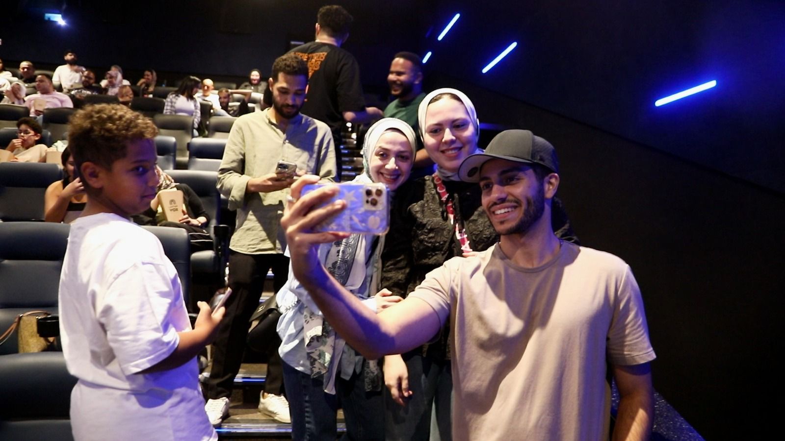 مينا مسعود يفاجئ الجمهور في سينمات القاهرة للترويج لفيلمه في عز الضهر (4) مينا مسعود يفاجئ الجمهور في سينمات القاهرة للترويج لفيلمه في عز الضهر (4)