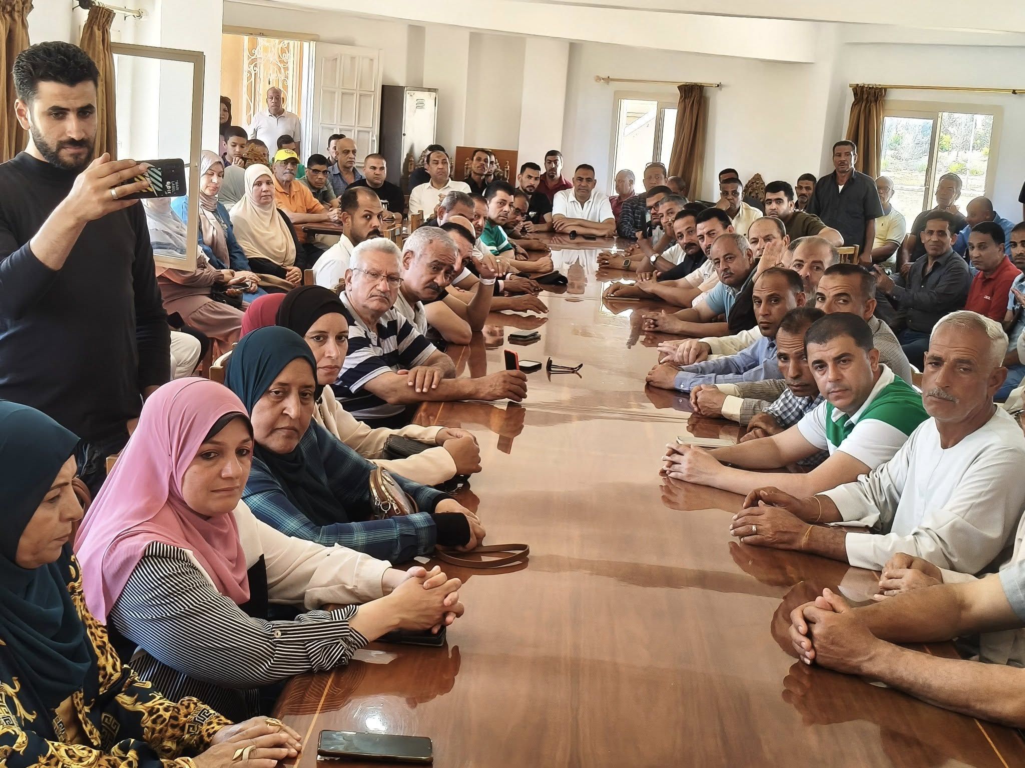 اللجان النقابية للعاملين بالزراعة يناقشون عددا من القضايا العمالية اللجان النقابية للعاملين بالزراعة يناقشون عددا من القضايا العمالية