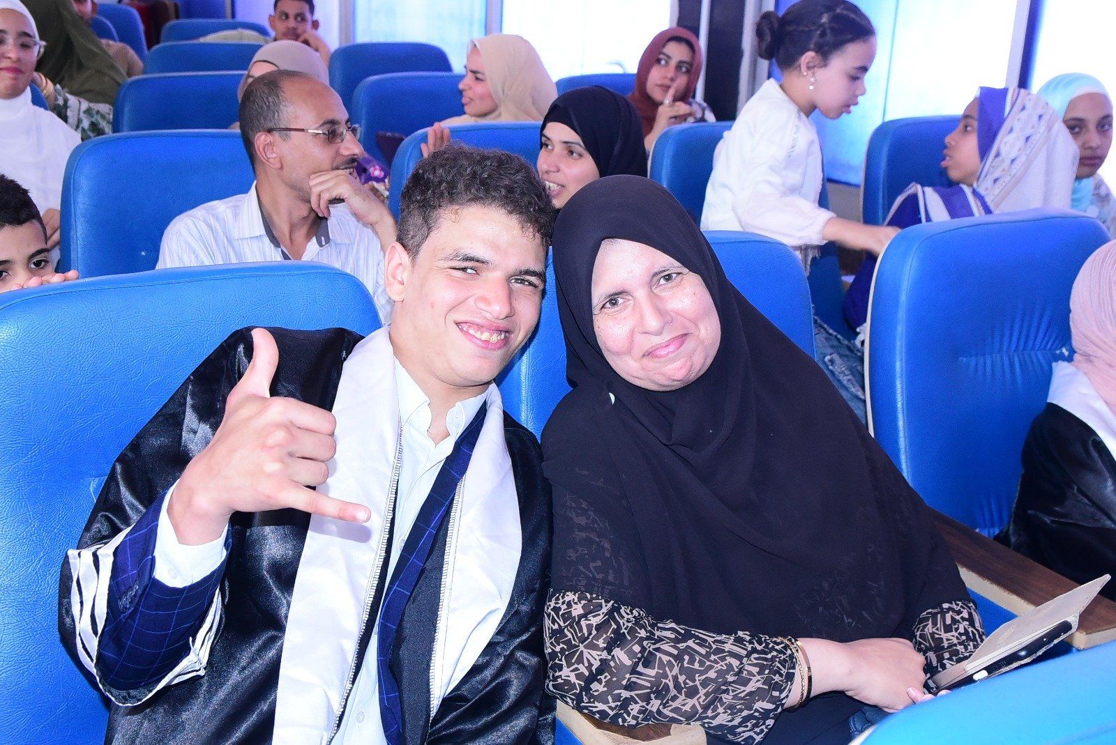 طالب من ذوى الهمم يحتفل بتخرجه طالب من ذوى الهمم يحتفل بتخرجه