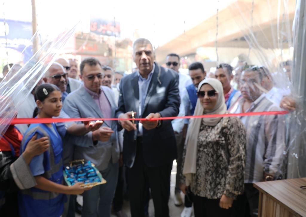 محافظ أسوان يفتتح أول منفذ لبيع اللحوم والدواجن محافظ أسوان يفتتح أول منفذ لبيع اللحوم والدواجن
