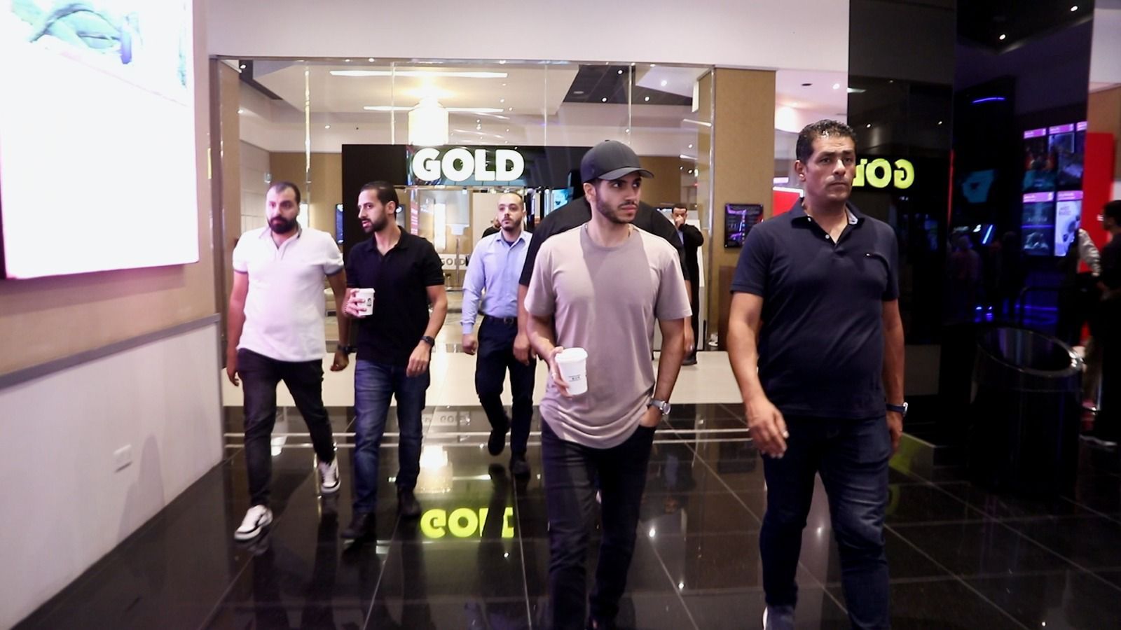 مينا مسعود يفاجئ الجمهور في سينمات القاهرة للترويج لفيلمه في عز الضهر (2) مينا مسعود يفاجئ الجمهور في سينمات القاهرة للترويج لفيلمه في عز الضهر (2)