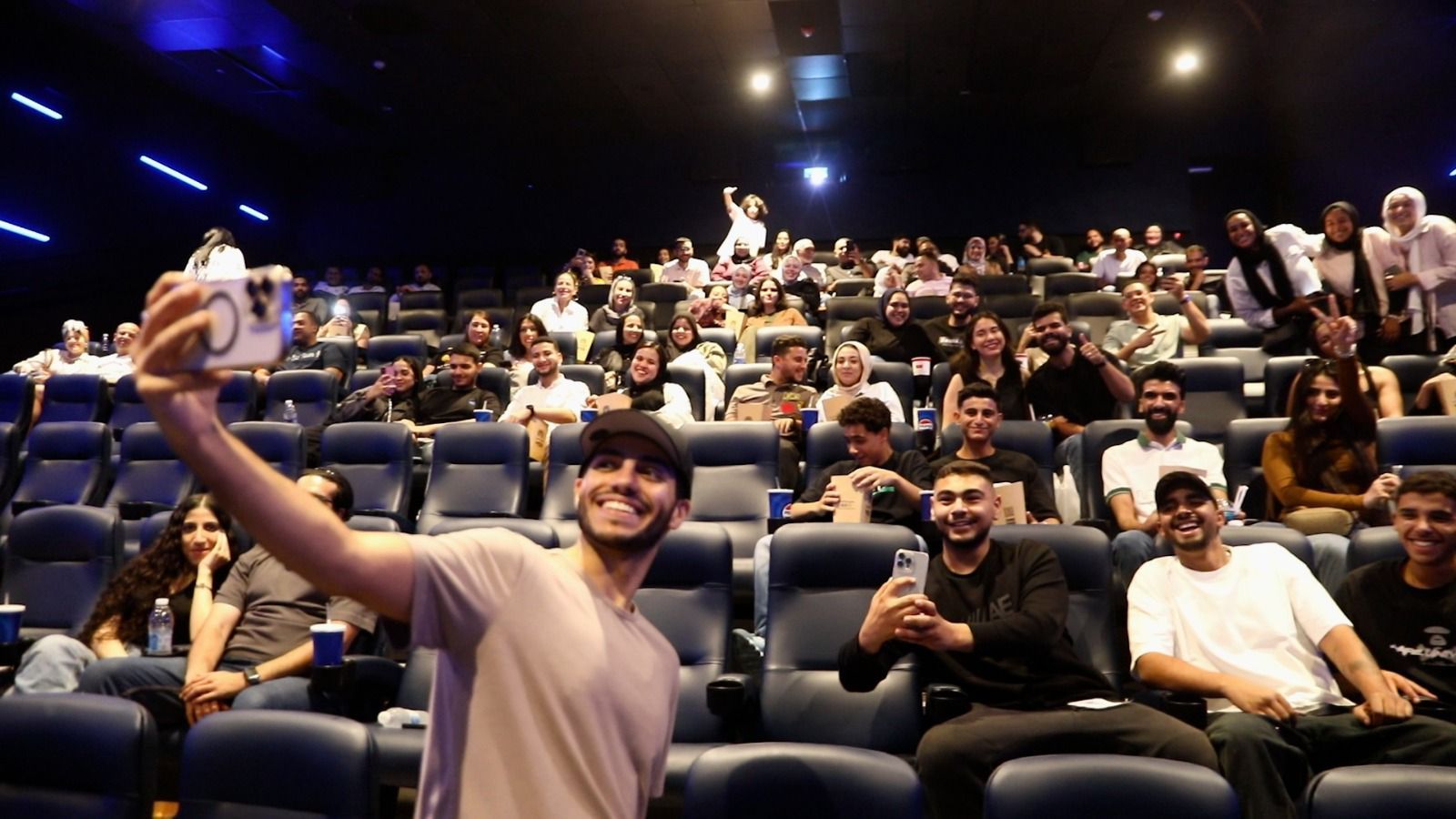 مينا مسعود يفاجئ الجمهور في سينمات القاهرة للترويج لفيلمه في عز الضهر (1) مينا مسعود يفاجئ الجمهور في سينمات القاهرة للترويج لفيلمه في عز الضهر (1)