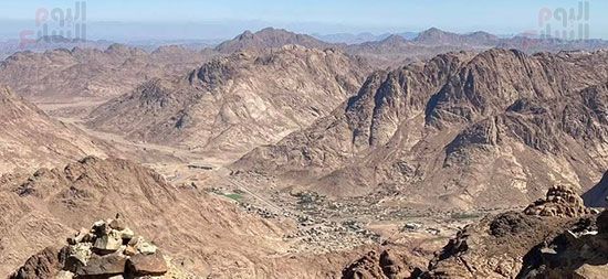 من بين جبال كاترين من بين جبال كاترين
