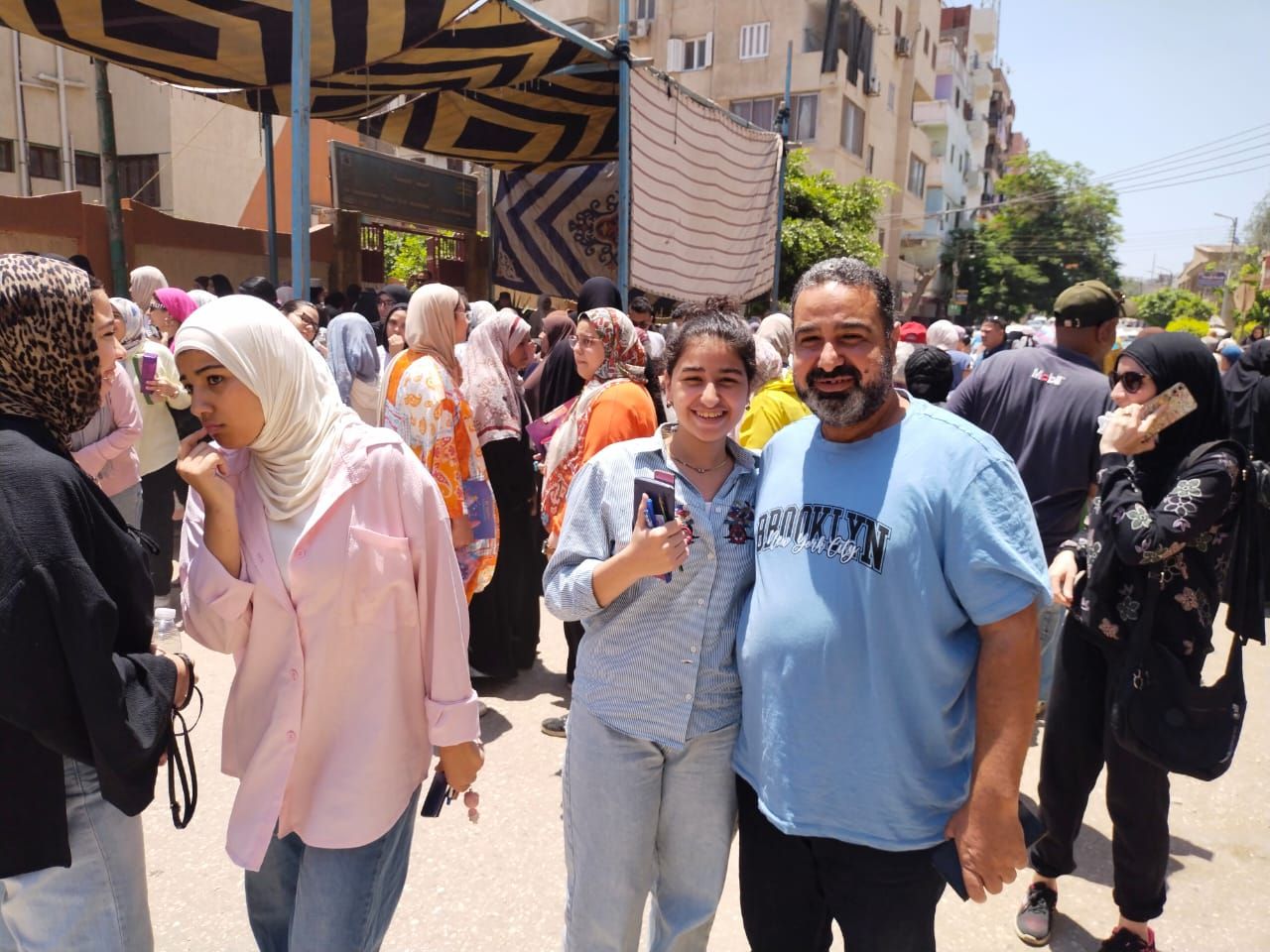 أولياء الأمور مع بناتهم بعد الامتحان أولياء الأمور مع بناتهم بعد الامتحان