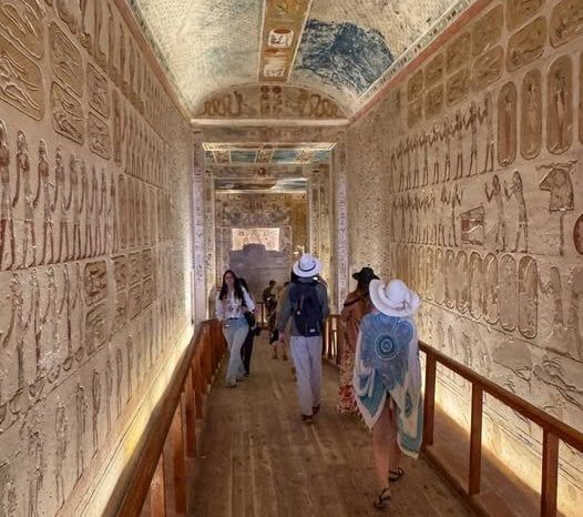 زيارات السياح والمتعة داخل مقابر وادى الملوك والملكات زيارات السياح والمتعة داخل مقابر وادى الملوك والملكات