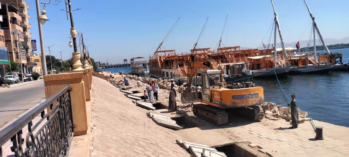 عمليات بدء المرحلة الأولى لتطوير الممشي السياحى والكورنيش بطول 550 متر عمليات بدء المرحلة الأولى لتطوير الممشي السياحى والكورنيش بطول 550 متر