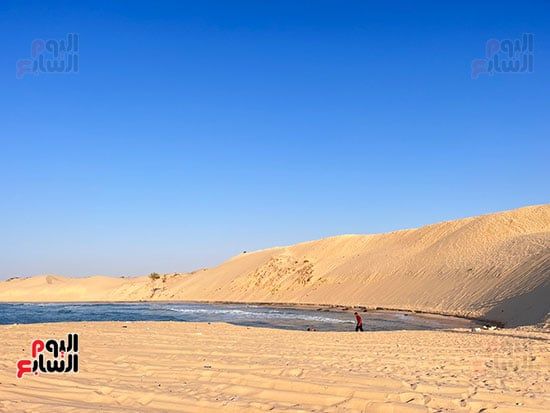 التلال-الرمليه-تحيط-بمياه-البحر التلال-الرمليه-تحيط-بمياه-البحر