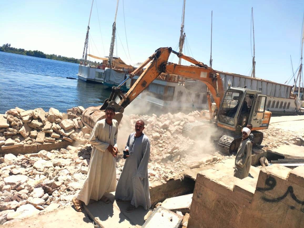 العمال خلال بدء تطوير كورنيش إسنا والممشي العمال خلال بدء تطوير كورنيش إسنا والممشي
