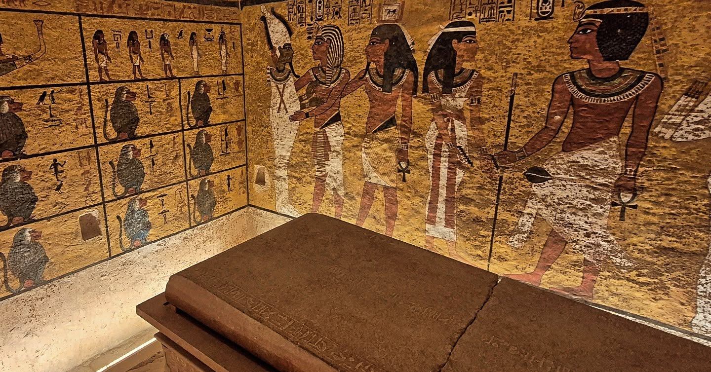 جانب من الرسومات والألوان الباقية منذ آلاف السنين بالمقابر جانب من الرسومات والألوان الباقية منذ آلاف السنين بالمقابر