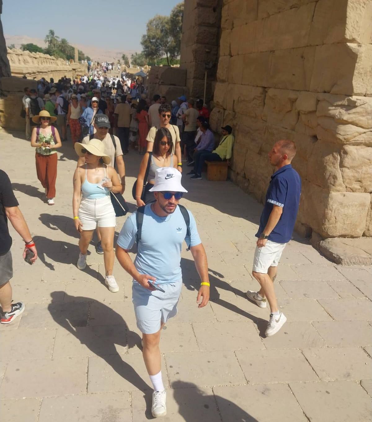 جانب من الزيارات السياحية الكبيرة فى معابد الأقصر جانب من الزيارات السياحية الكبيرة فى معابد الأقصر