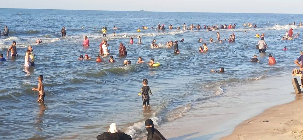 اقبال على شواطئ مصيف بلطيم اقبال على شواطئ مصيف بلطيم