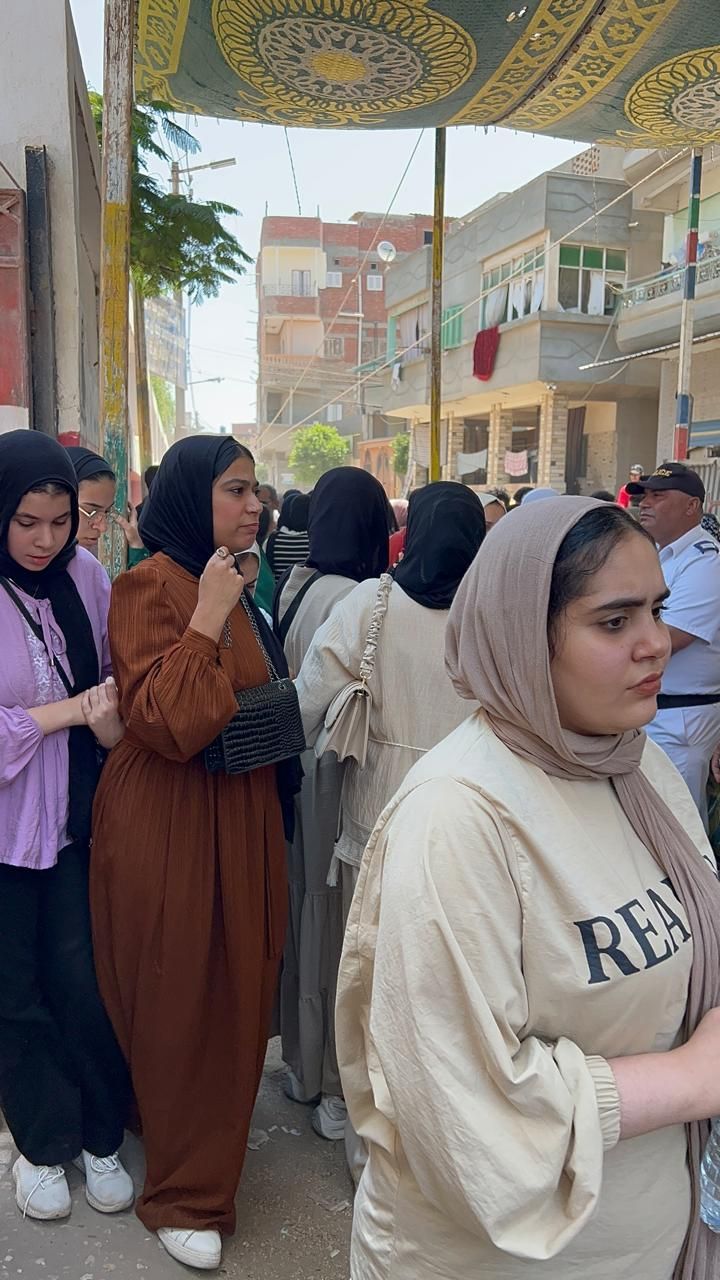 خروج طالبات الثانوية العامة بعد اداء اللغة الأجنبية خروج طالبات الثانوية العامة بعد اداء اللغة الأجنبية