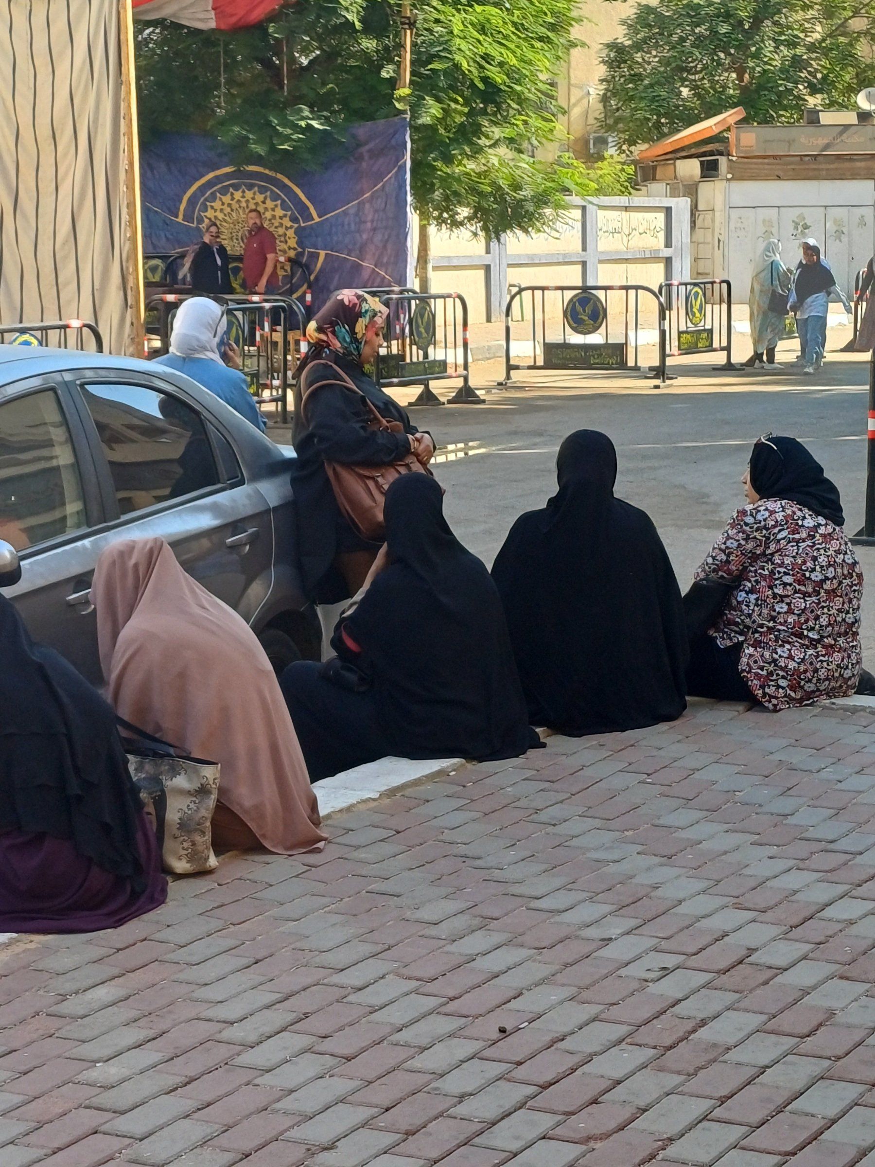 أولياء الأمور أمام لجان الثانوية العامة بأسوان أولياء الأمور أمام لجان الثانوية العامة بأسوان