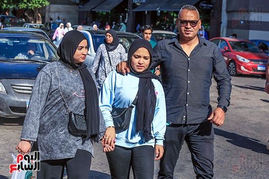 ولى امر يؤازر ابنته فى امتحان الانجليزى ولى امر يؤازر ابنته فى امتحان الانجليزى