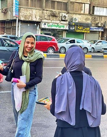 توزيع-حلوى-ورسائل-تحفيزية-قبل-أداء-امتحان-الإنجليزى توزيع-حلوى-ورسائل-تحفيزية-قبل-أداء-امتحان-الإنجليزى