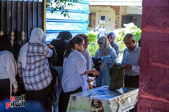 تفتيش الحقائب قبل دخول الامتحان تفتيش الحقائب قبل دخول الامتحان