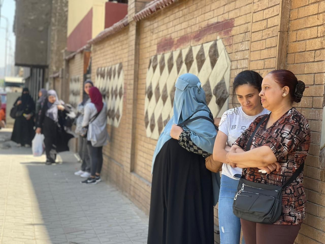 امهات الطلاب فى انتظار خروج أبنائهم من اللجان للاطمئنان عليهم امهات الطلاب فى انتظار خروج أبنائهم من اللجان للاطمئنان عليهم