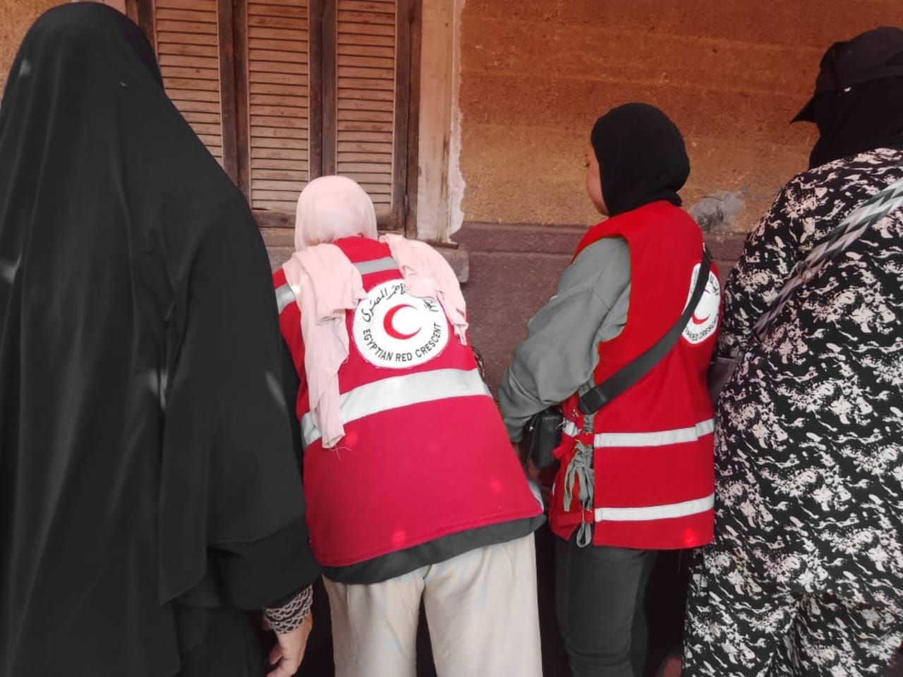 فرق الدعم النفسي بزيارة الأمهات والأهالي فى بيوتهن للمواساة فرق الدعم النفسي بزيارة الأمهات والأهالي فى بيوتهن للمواساة