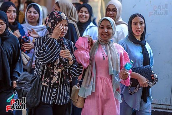 دخول الطالبات للامتحان دخول الطالبات للامتحان
