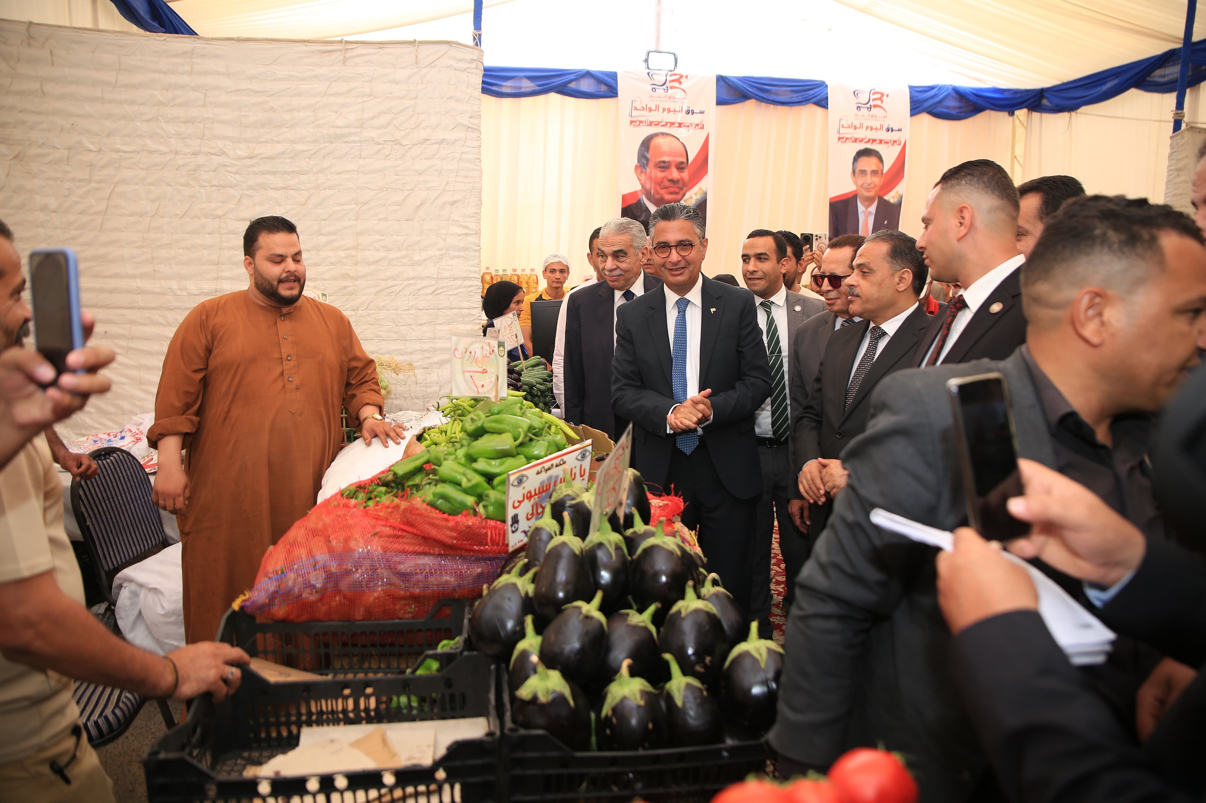 وزير التموين يفتتح سوق اليوم الواحد بالعاشر من رمضان وزير التموين يفتتح سوق اليوم الواحد بالعاشر من رمضان
