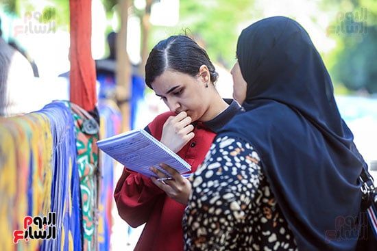طالبة تراجع امتحان الانجليزى طالبة تراجع امتحان الانجليزى