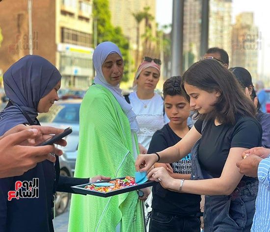توزيع--حلوى-ورسائل-تحفيزية-على-طلاب-الثانوية-العامة-بالجيزة توزيع--حلوى-ورسائل-تحفيزية-على-طلاب-الثانوية-العامة-بالجيزة