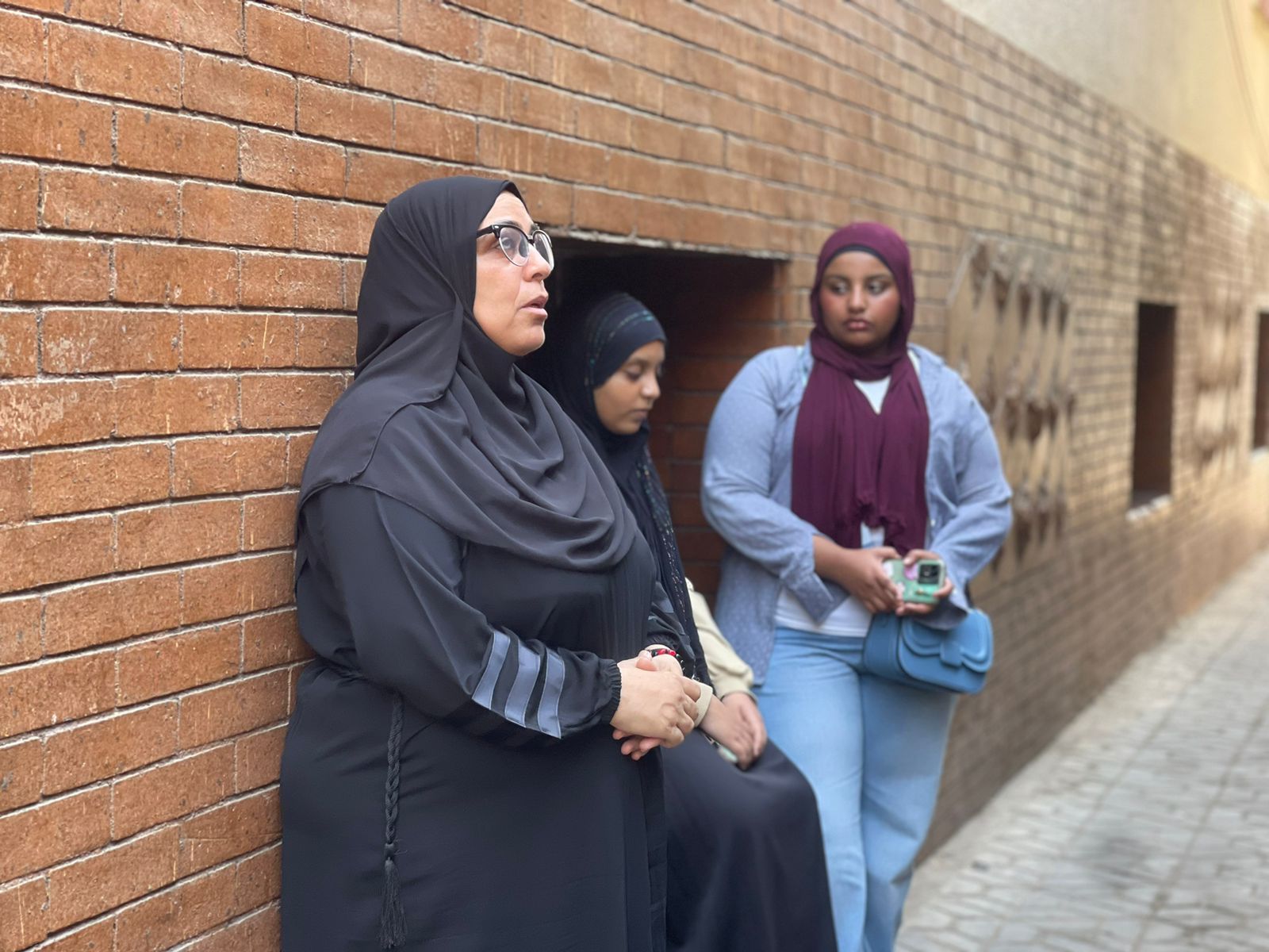 أمهات طلاب الثانوية العامة بالجيزة يترقبن خروج أبنائهن من اللجان أمهات طلاب الثانوية العامة بالجيزة يترقبن خروج أبنائهن من اللجان