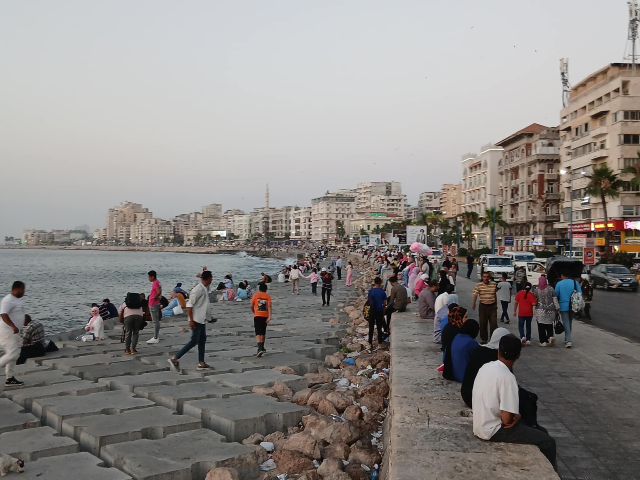 المواطنين يستمتعون بالاجواء علي كورنيش الإسكندرية المواطنين يستمتعون بالاجواء علي كورنيش الإسكندرية