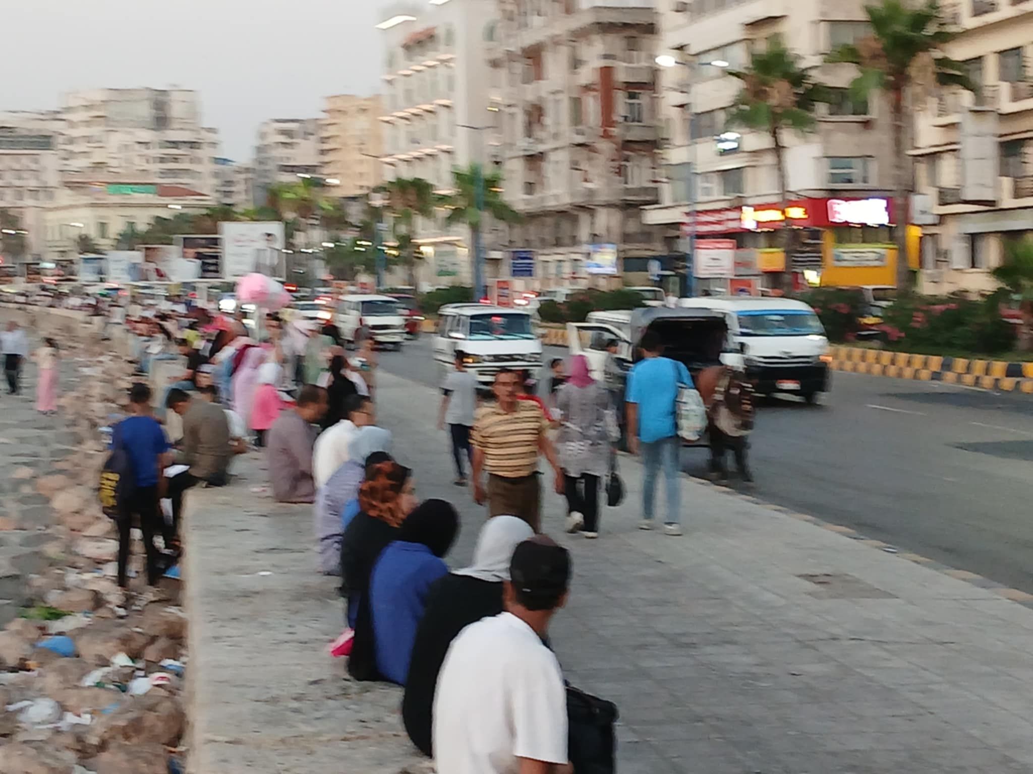 زحام كورنيش الإسكندرية للاستماع بالطقس زحام كورنيش الإسكندرية للاستماع بالطقس