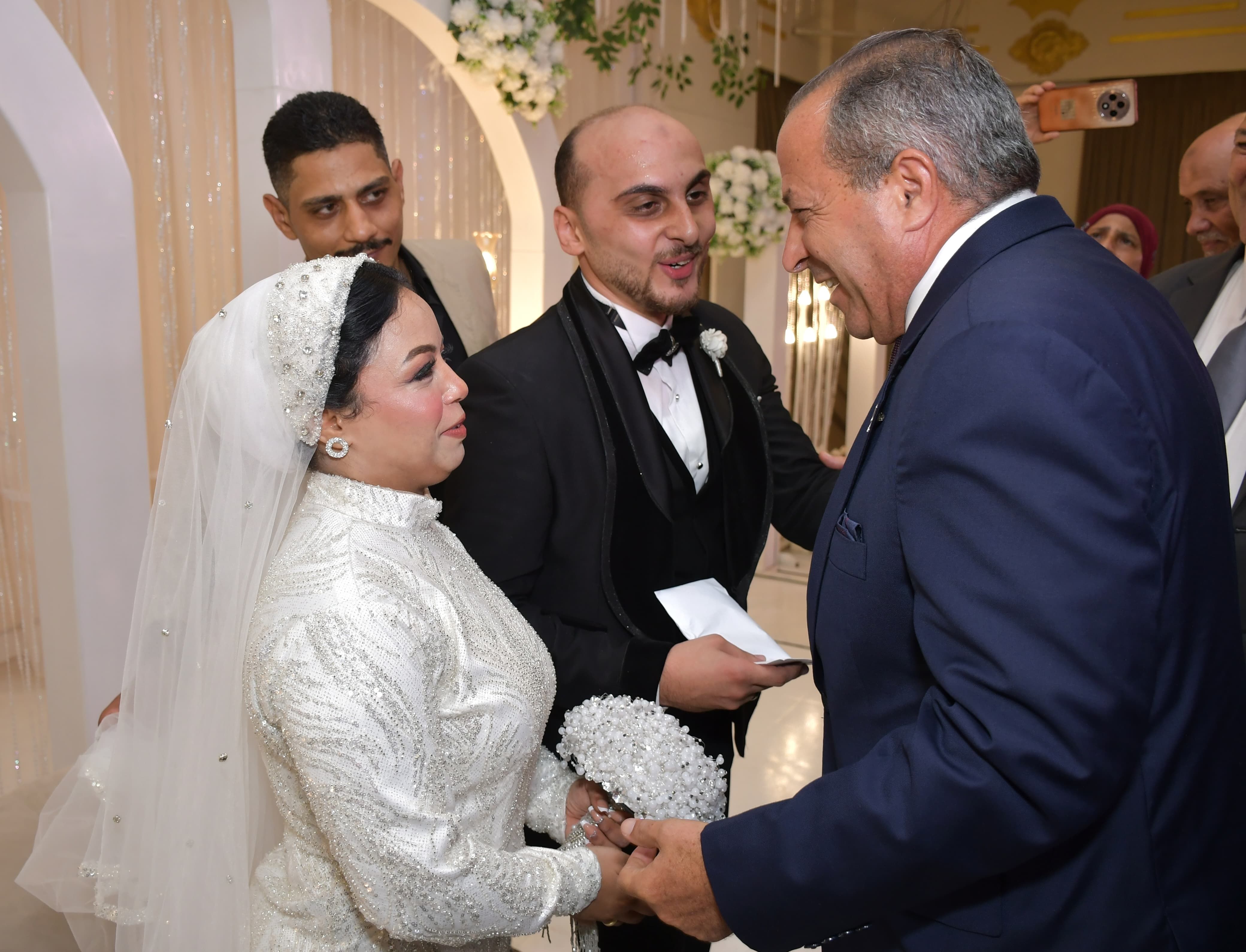 المخافظ يهنئ الغروسين المخافظ يهنئ الغروسين