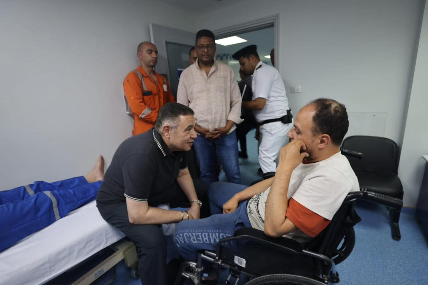محافظ البحر الأحمر خلال زيارتهم للمصابين محافظ البحر الأحمر خلال زيارتهم للمصابين