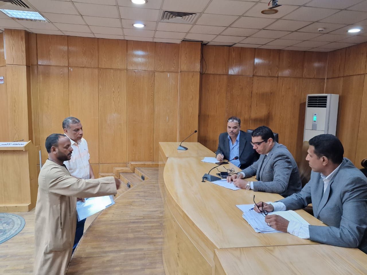نائب محافظ الأقصر يبحث 39 طلباً وشكوى خلال لقاء اليوم المفتوح نائب محافظ الأقصر يبحث 39 طلباً وشكوى خلال لقاء اليوم المفتوح
