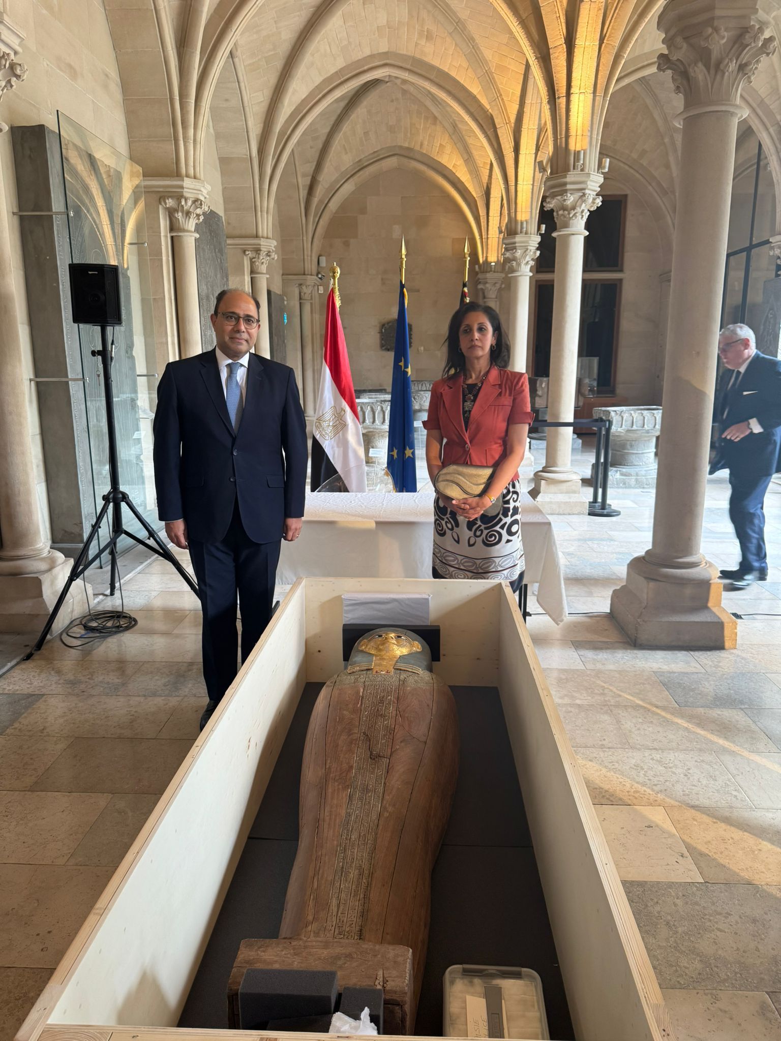 جانب من تسلم القطع الأثرية جانب من تسلم القطع الأثرية