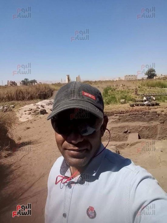 أثرى-يلتقط-سيلفي-مع-الموقع-الجديد-المكتشف-بالكرنك