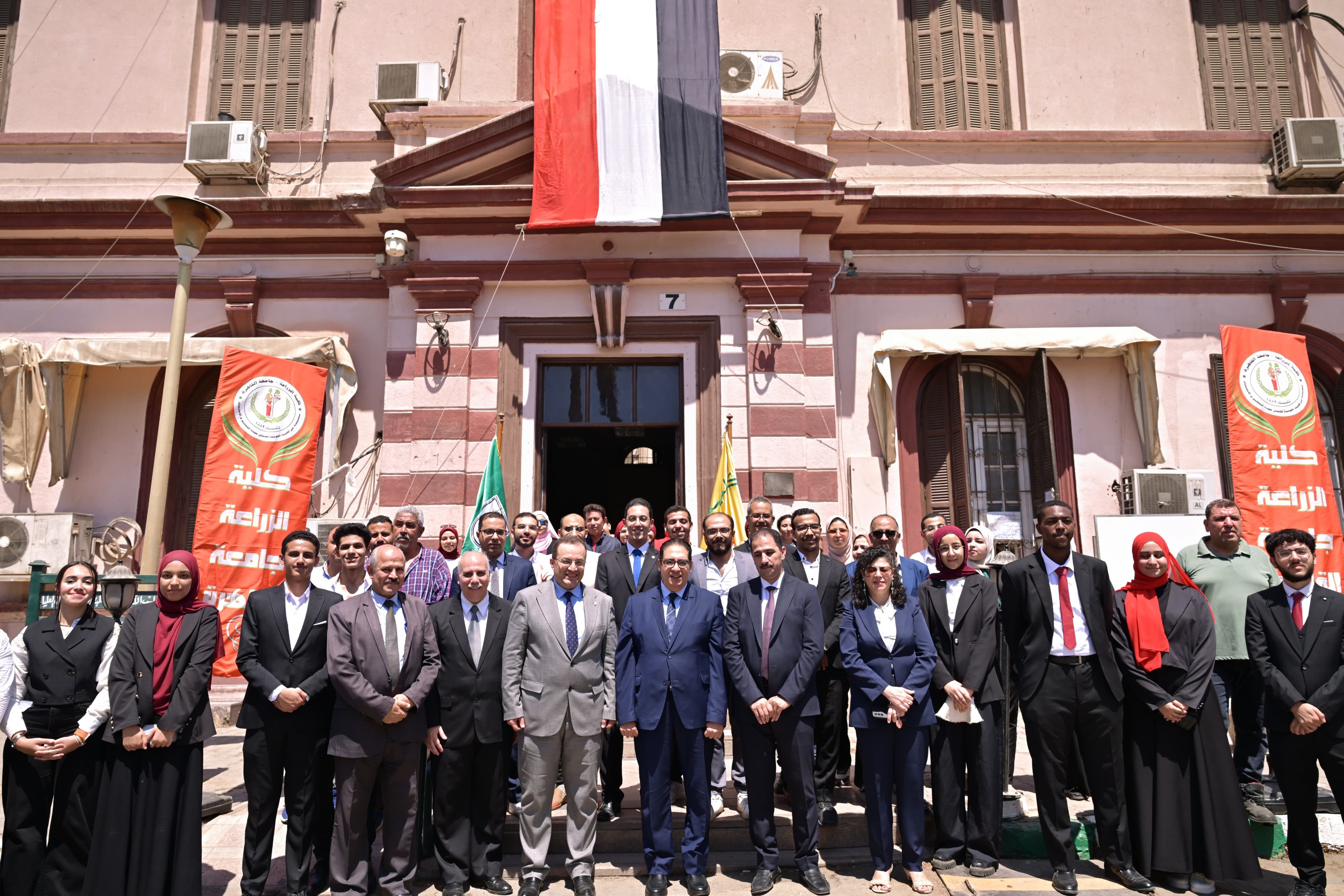 جانب من جولة رئيس جامعة القاهرة على معامل التنسيق جانب من جولة رئيس جامعة القاهرة على معامل التنسيق