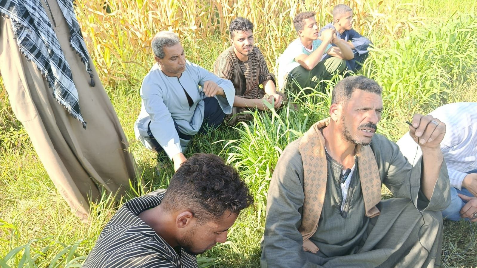 جانب من انتظار الأهالى خروج الجثامين (3) جانب من انتظار الأهالى خروج الجثامين (3)