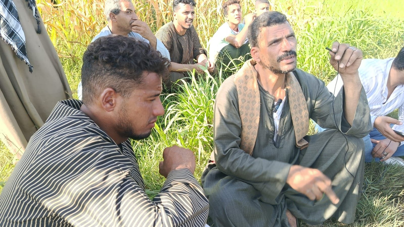جانب من انتظار الأهالى خروج الجثامين (2) جانب من انتظار الأهالى خروج الجثامين (2)