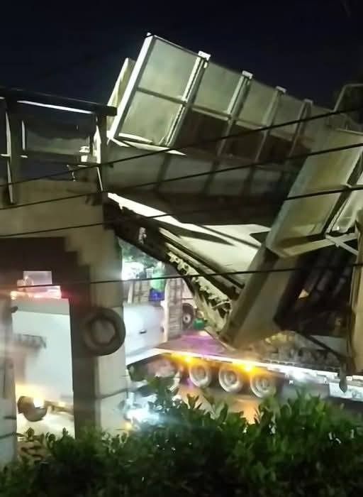 سقوط كوبرى مشاة بطوخ (4) سقوط كوبرى مشاة بطوخ (4)