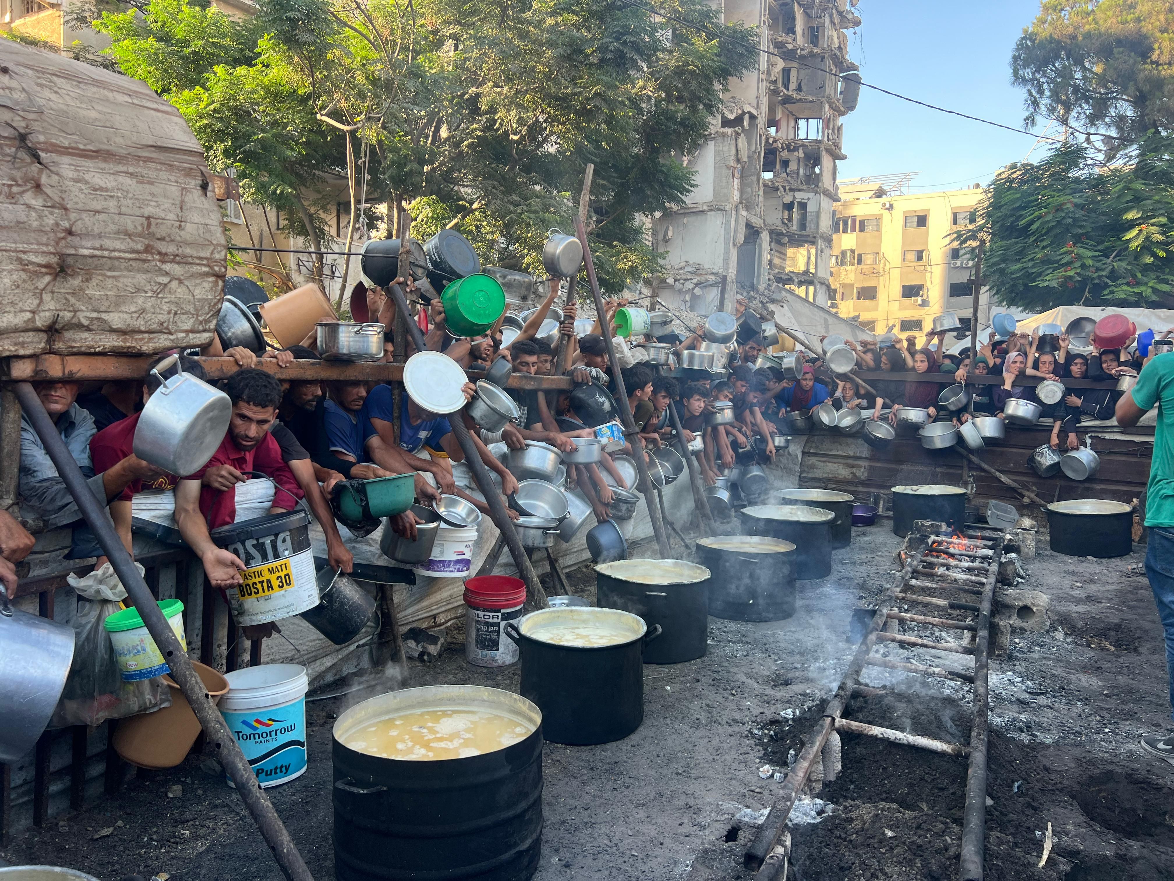 بأواني فارغة .. فلسطينيون يتنافسون للحصول على طعام التكيات بأواني فارغة .. فلسطينيون يتنافسون للحصول على طعام التكيات