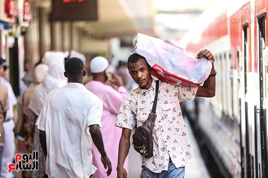 أثناء استعداد الأشقاء إلى رحلة العودة أثناء استعداد الأشقاء إلى رحلة العودة