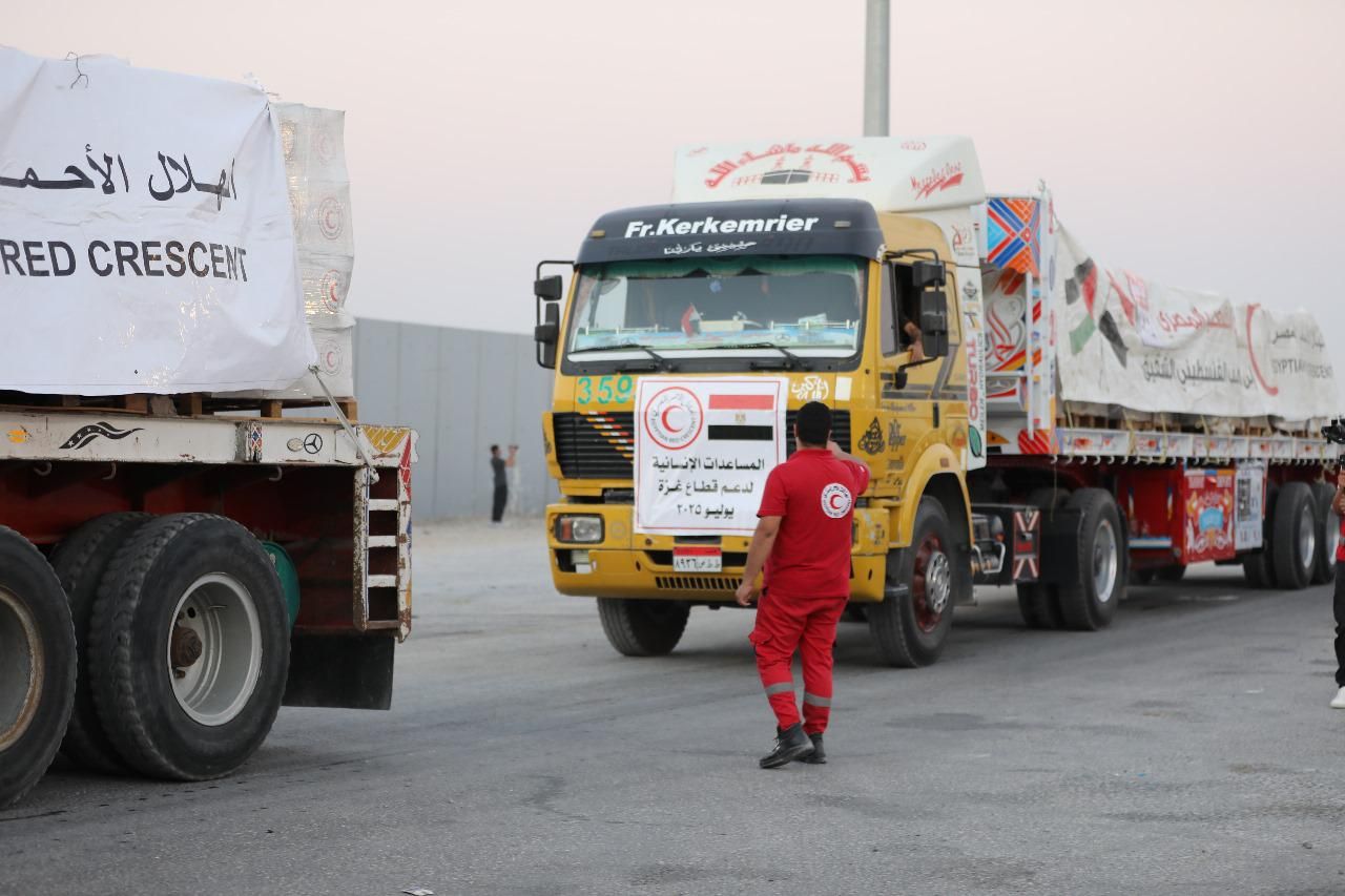 الهلال الأحمر المصري يطلق قافلة مساعدات إنسانية إلى غزة الهلال الأحمر المصري يطلق قافلة مساعدات إنسانية إلى غزة
