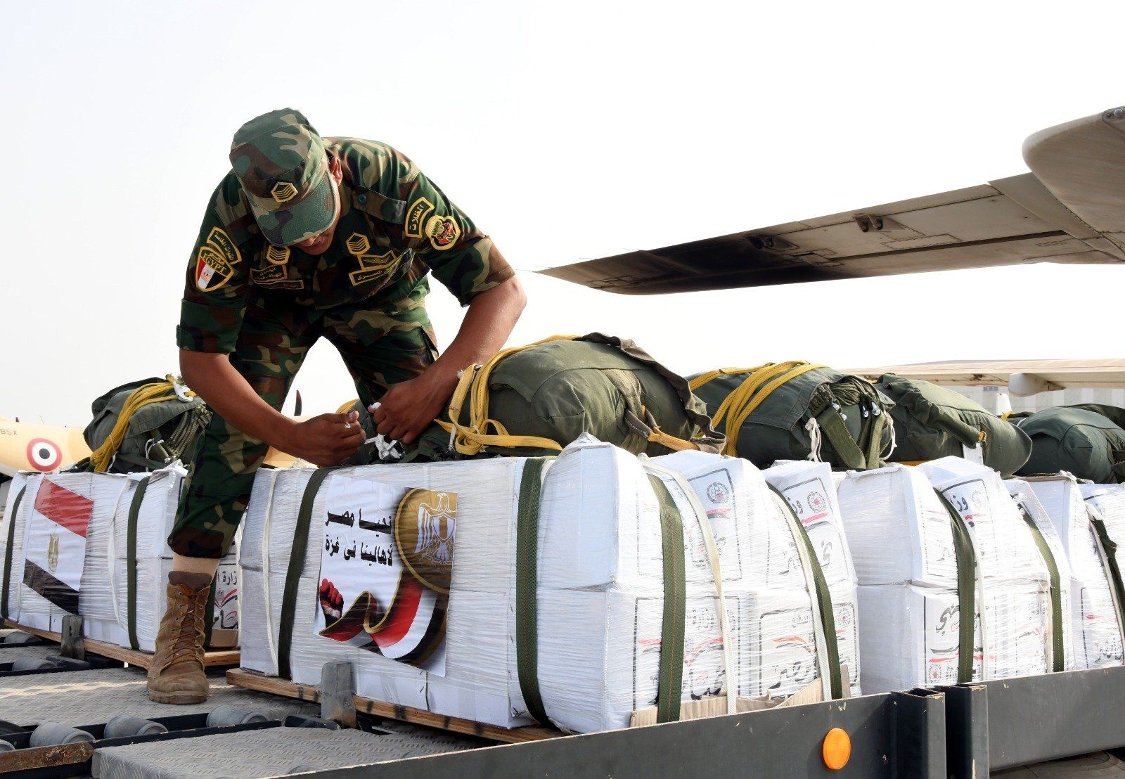 مصر تسقط أطنان من المساعدات جواً على قطاع غزة (6) مصر تسقط أطنان من المساعدات جواً على قطاع غزة (6)
