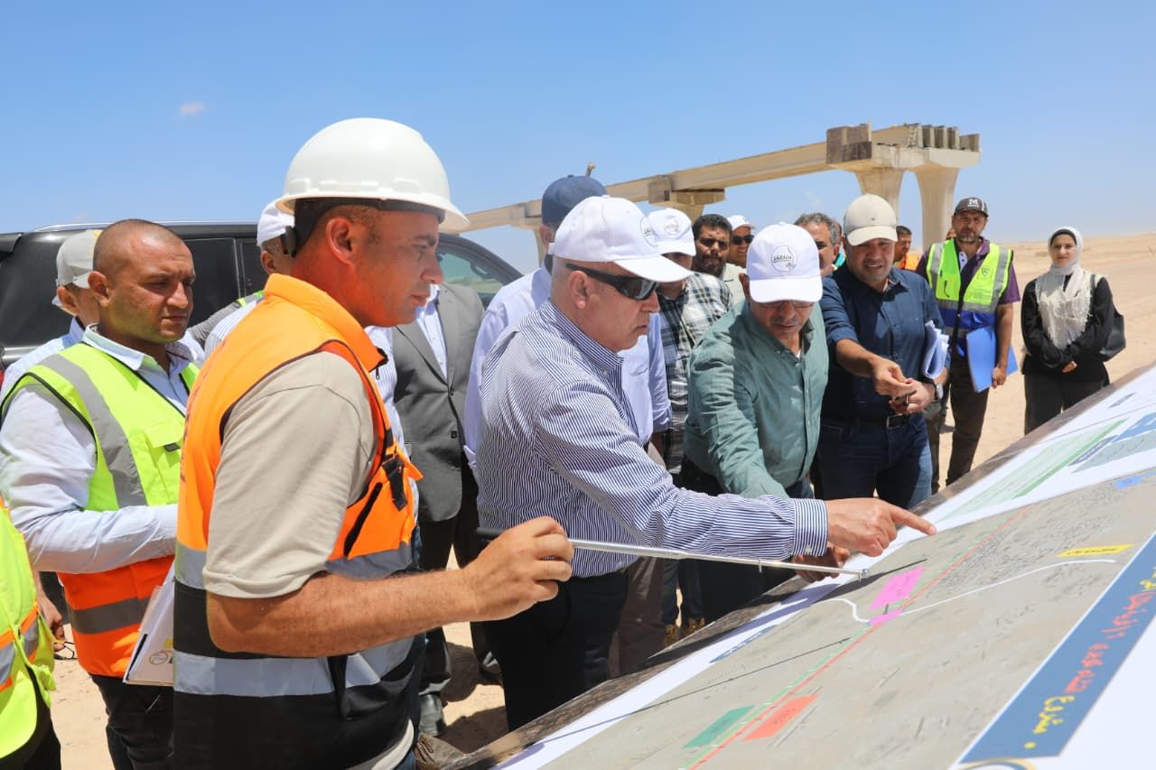 نائب رئيس الوزراء يتفقد مواقع العمل بمشروع الخط الأول للقطار السريع (4)
