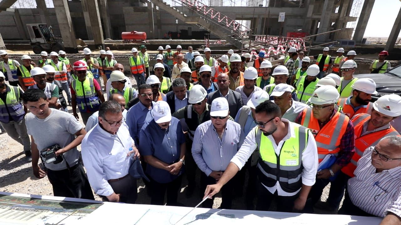 نائب رئيس الوزراء يتفقد مواقع العمل بمشروع الخط الأول للقطار السريع (1)