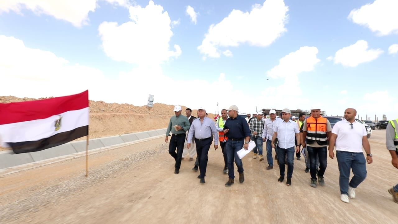 نائب رئيس الوزراء يتفقد مواقع العمل بمشروع الخط الأول للقطار السريع (3)