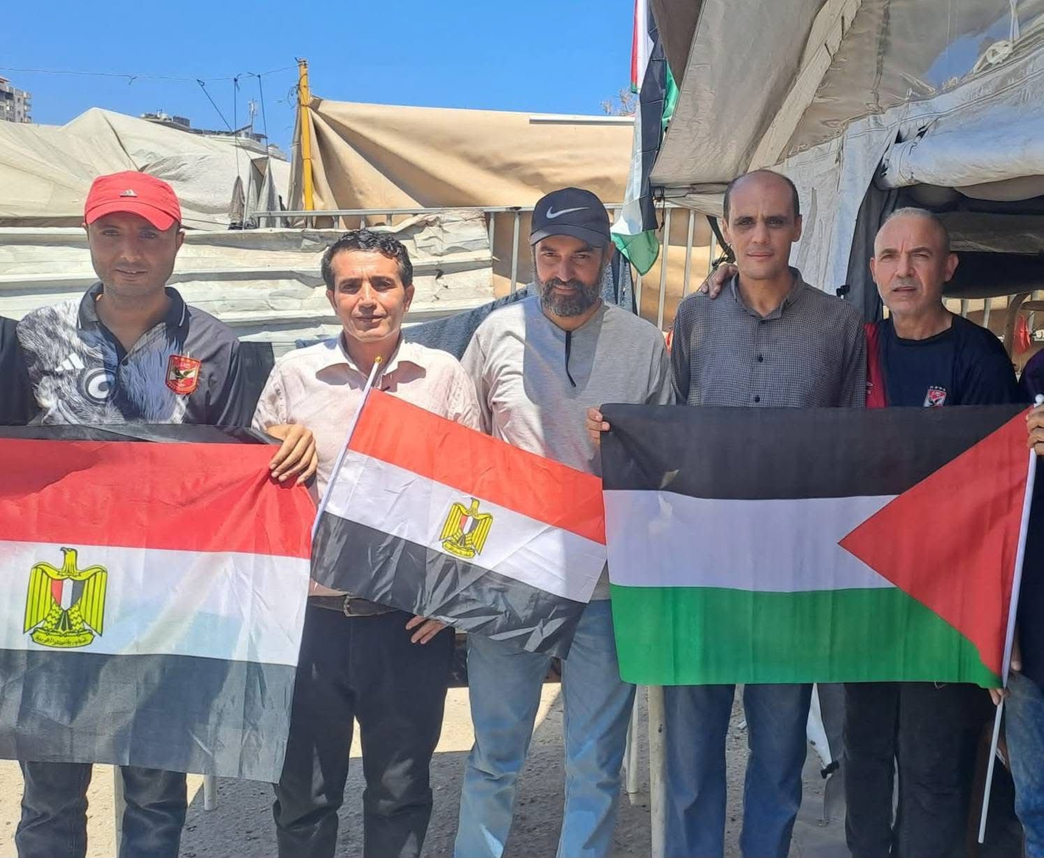 العلم المصرى إلى جانب الفلسطيني العلم المصرى إلى جانب الفلسطيني