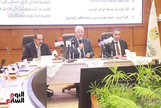 عادل عبدالغفار المُتحدث الرسمى للوزارة وأيمن عاشور وزير التعليم العالى وجودة غانم رئيس قطاع التعليم (17)