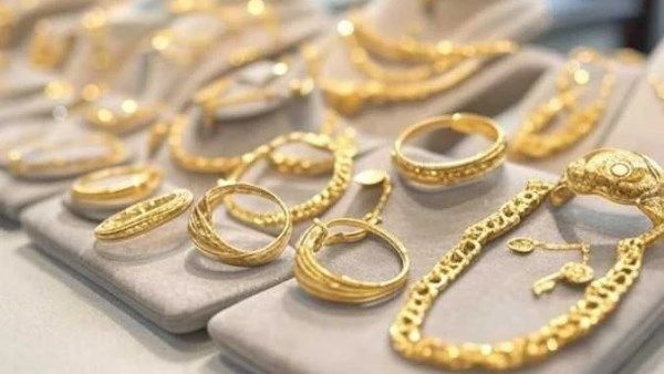 سعر الذهب يحبس الأنفاس.. عيار 21 يتجاوز 5000 جنيه رسميًا بالمصنعية