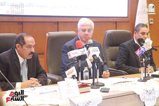 عادل عبدالغفار المُتحدث الرسمى للوزارة وأيمن عاشور وزير التعليم العالى وجودة غانم رئيس قطاع التعليم (10)